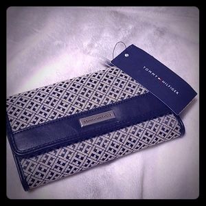NWT Tommy Hilfiger wallet